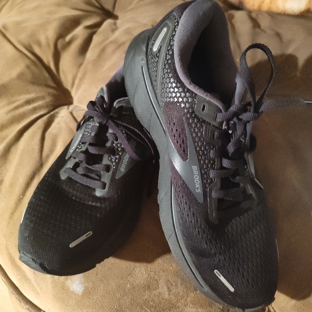 Brooks Ghost 14, Size 8 medium B, black